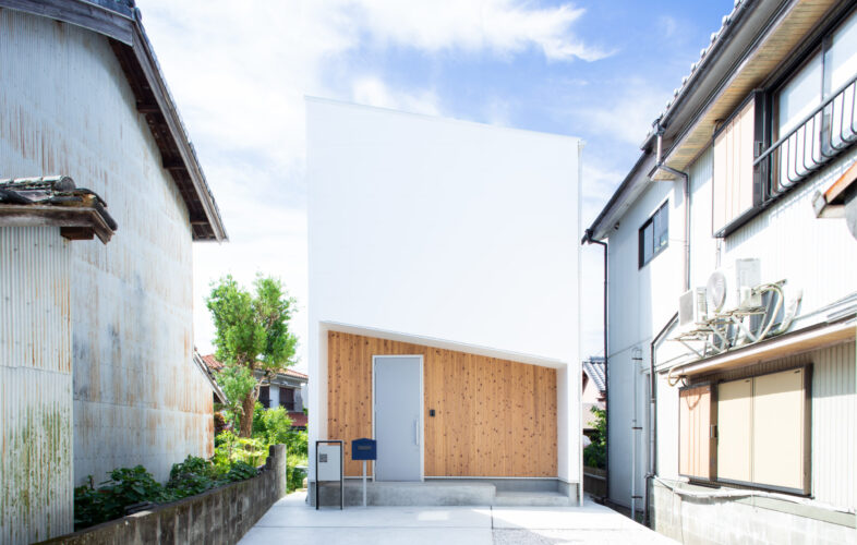 「狭小地でも明るく広く暮らす。吹き抜けと白い外観が特徴のシンプルモダン住宅」